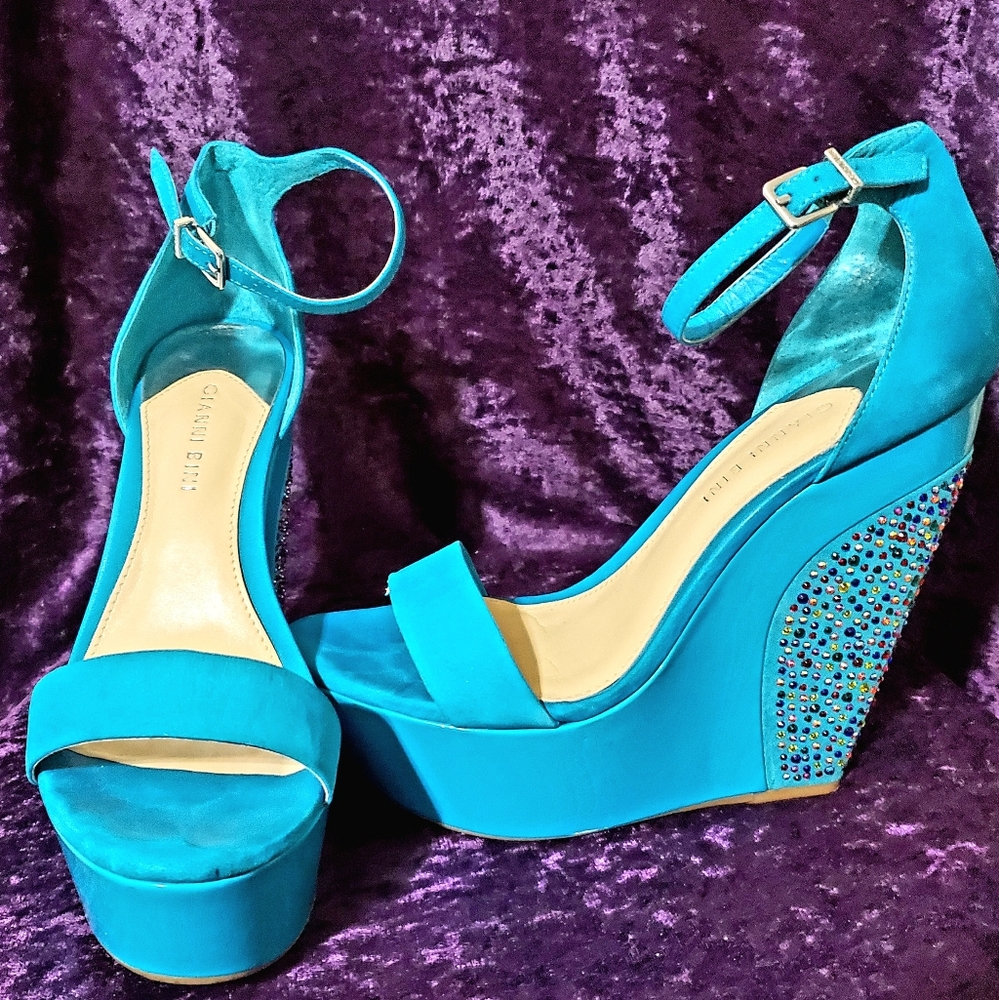 Brand new pair of Gianni Bini wedges
